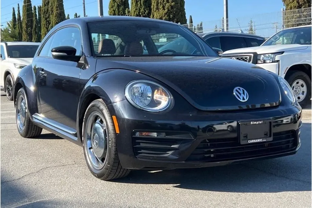 2017 Volkswagen Beetle 1.8T Classic photo 1