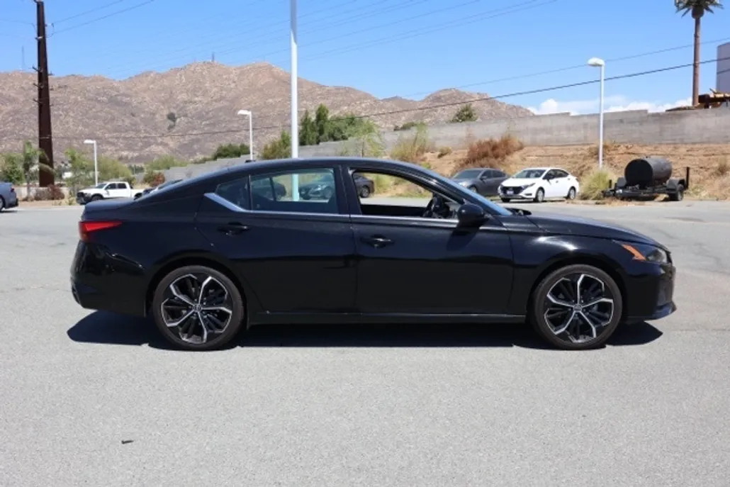2023 Nissan Altima 2.5 SR photo 1