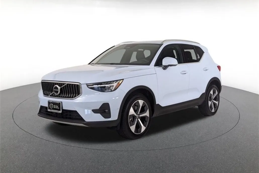 2025 Volvo XC40 Plus photo 1