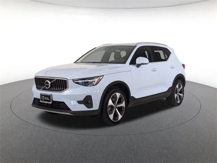 2025 Volvo XC40 Plus photo 1