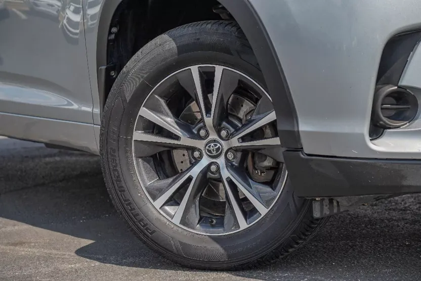 2018 Toyota Highlander LE photo 1
