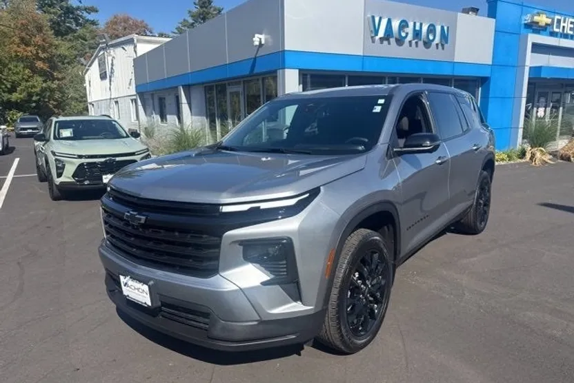 2024 Chevrolet Traverse LS photo 1