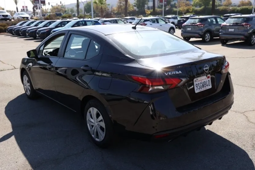 2025 Nissan Versa 1.6 S photo 1