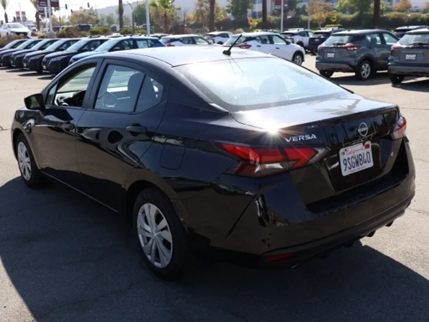 2025 Nissan Versa 1.6 S photo 1
