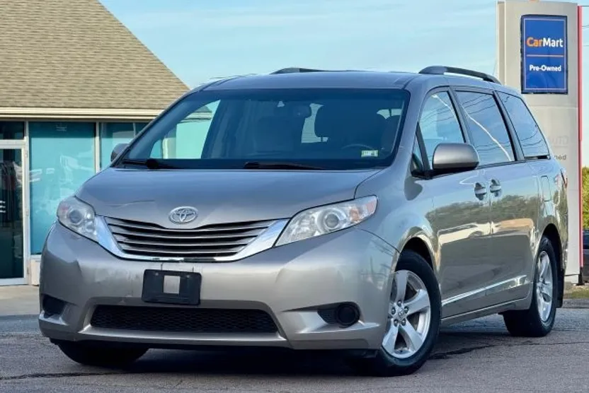 2015 Toyota Sienna LE photo 1