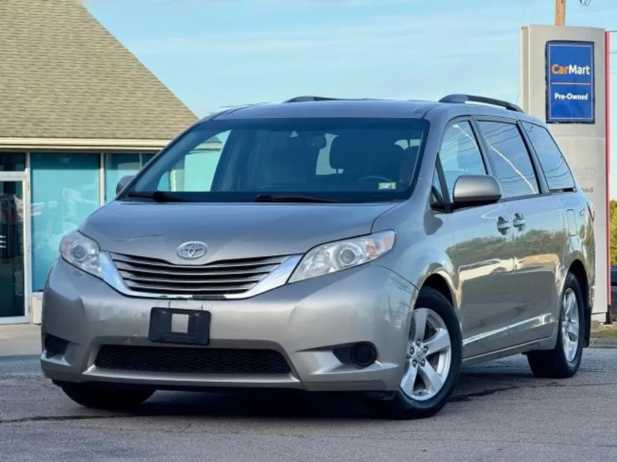 2015 Toyota Sienna LE photo 1