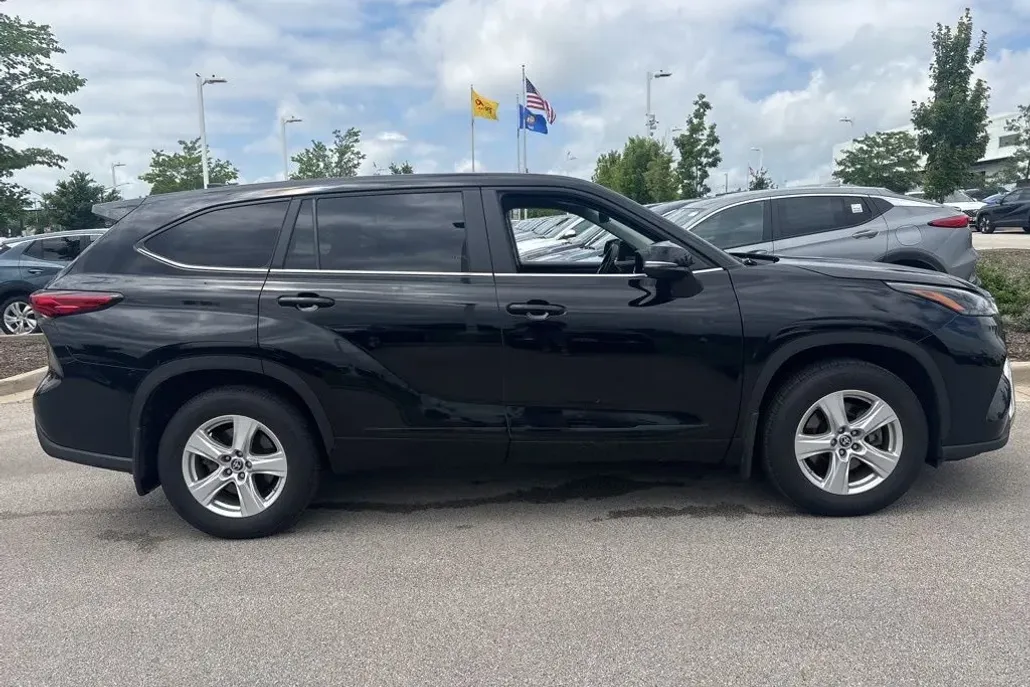 2023 Toyota Highlander L photo 1