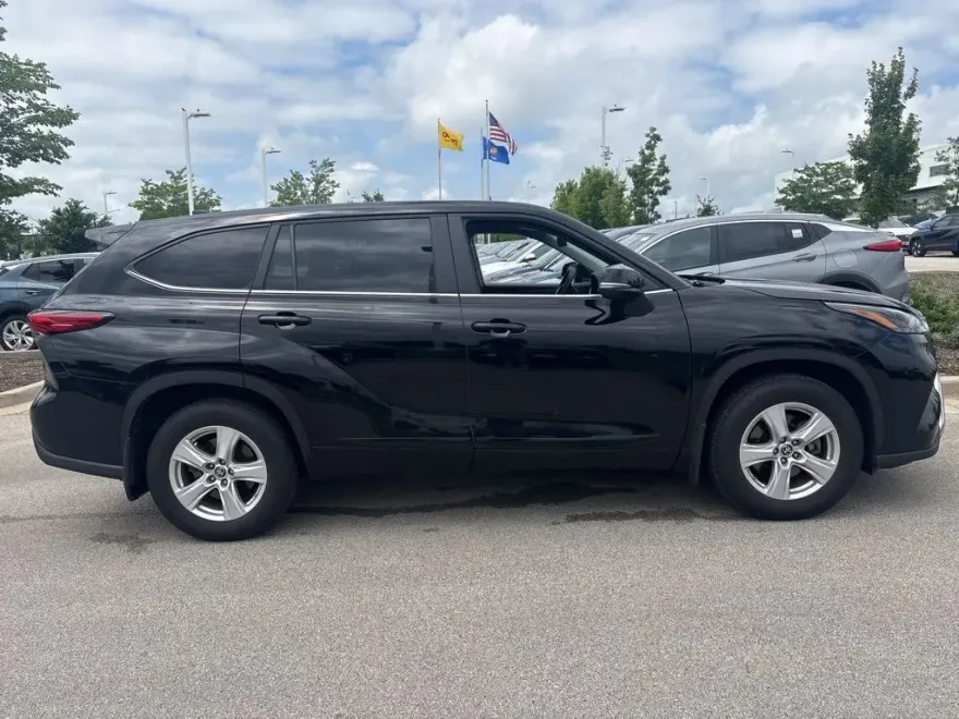 2023 Toyota Highlander L photo 1
