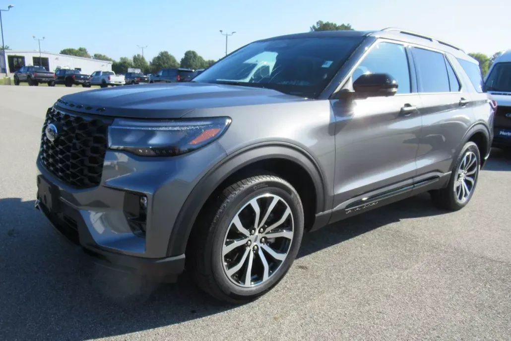 2025 Ford Explorer ST-Line photo 1