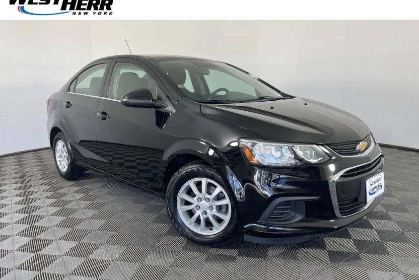 2020 Chevrolet Sonic LT photo 1