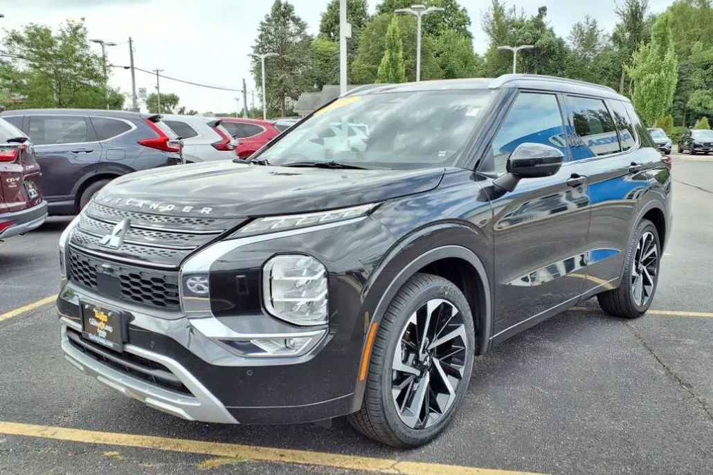 2023 Mitsubishi Outlander SEL photo 1