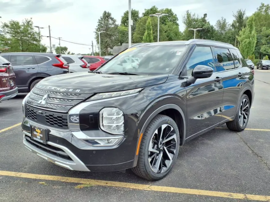 2023 Mitsubishi Outlander SEL photo 1