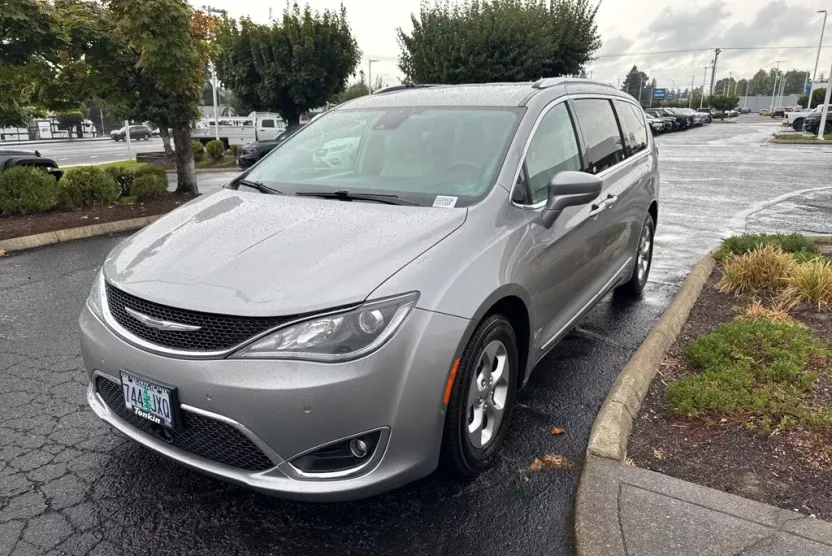 2017 Chrysler Pacifica Touring Plus photo 1