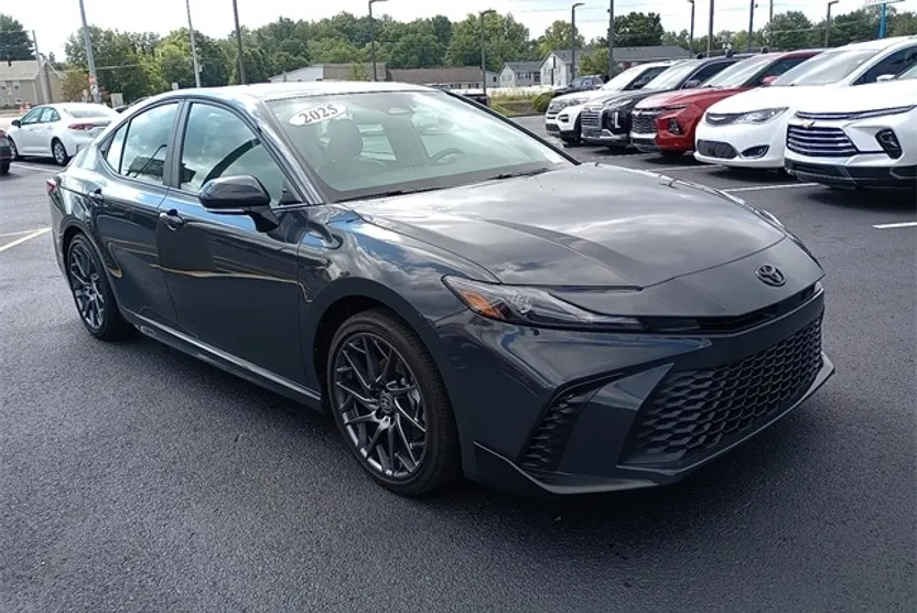 2025 Toyota Camry SE photo 1