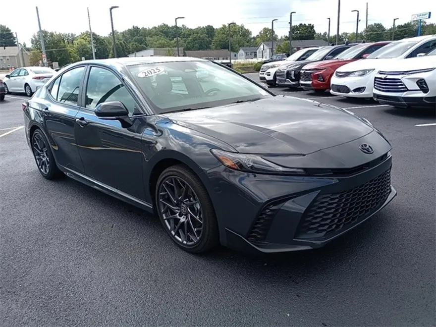 2025 Toyota Camry SE photo 1