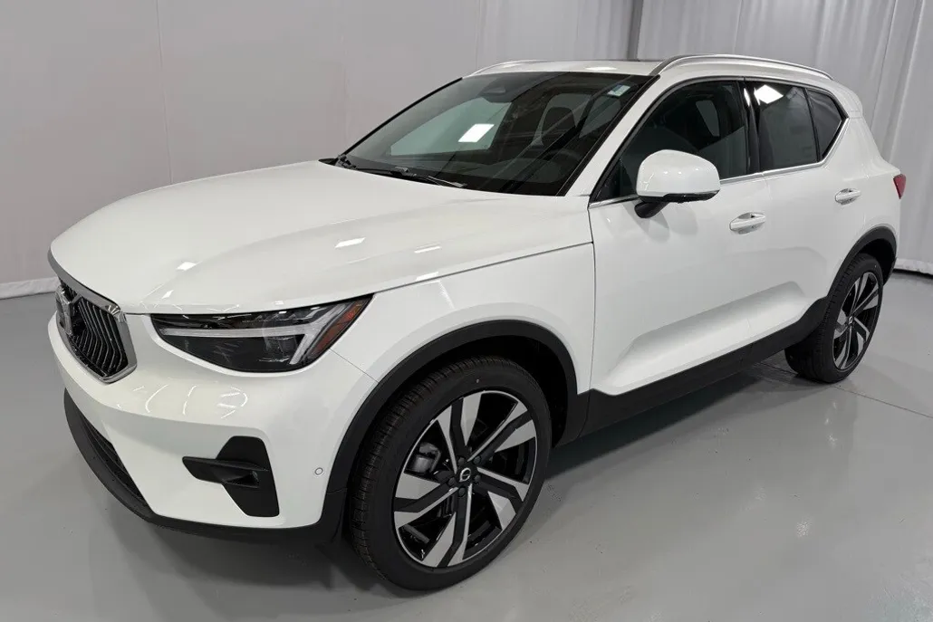 2025 Volvo XC40 photo 1