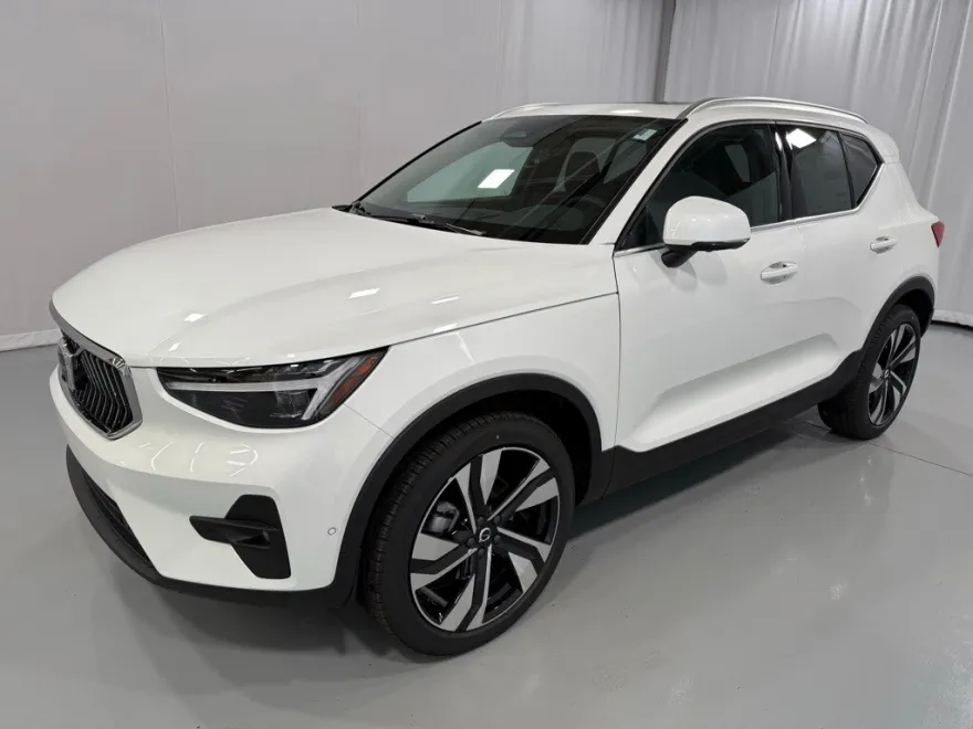 2025 Volvo XC40 photo 1