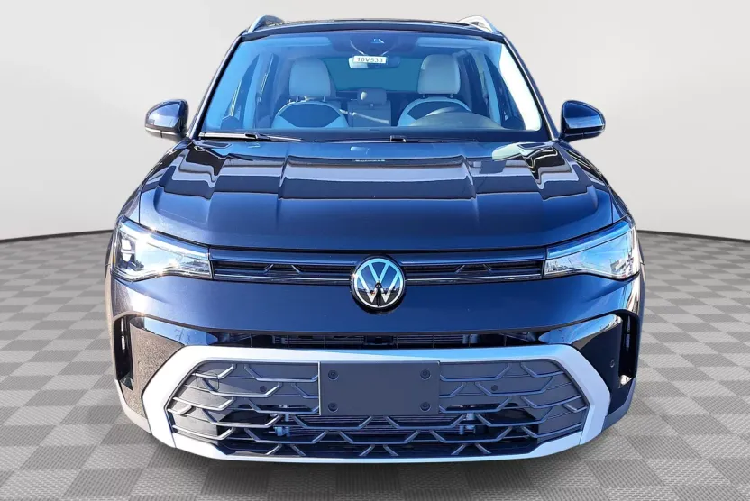 2025 Volkswagen Taos SE photo 1