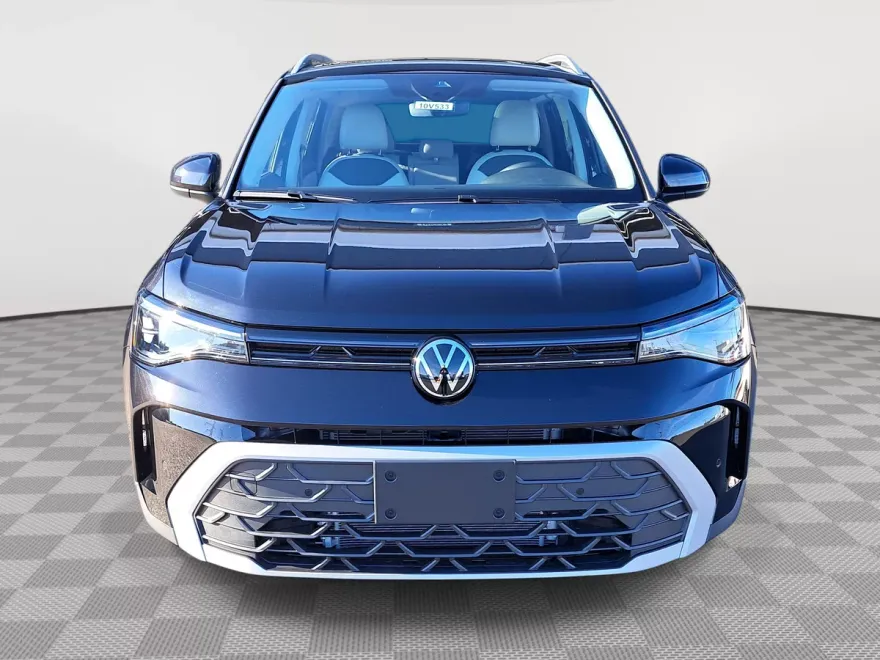 2025 Volkswagen Taos SE photo 1