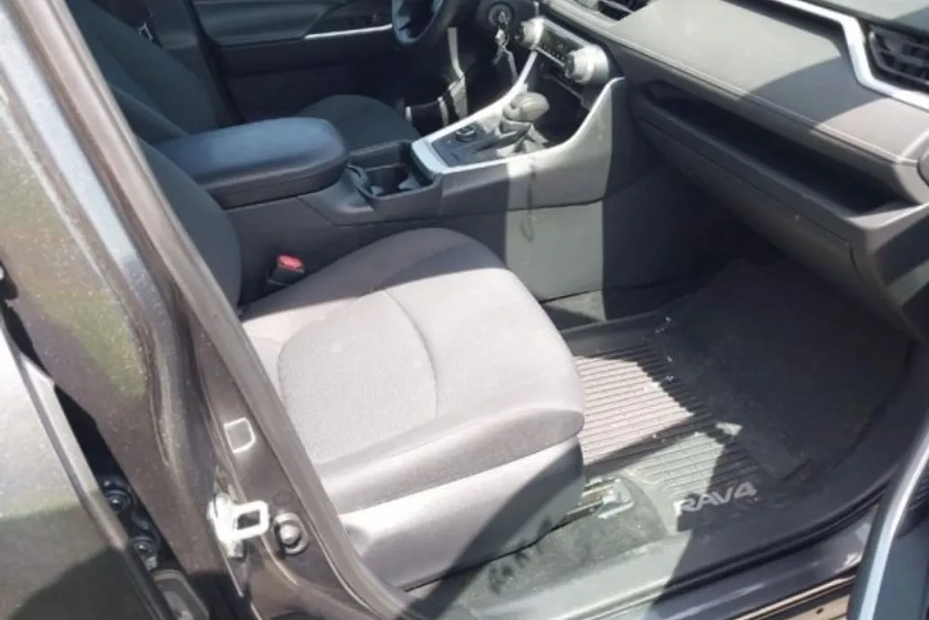 2020 Toyota RAV4 LE photo 1