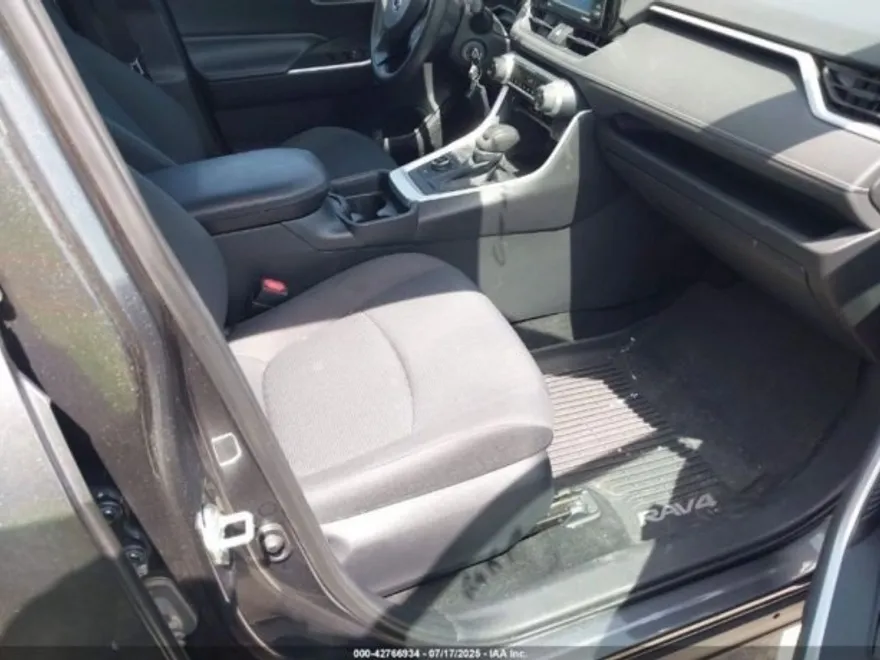 2020 Toyota RAV4 LE photo 1