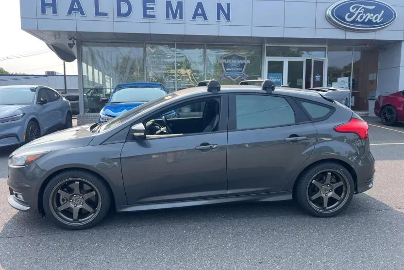 2017 Ford Focus ST photo 1