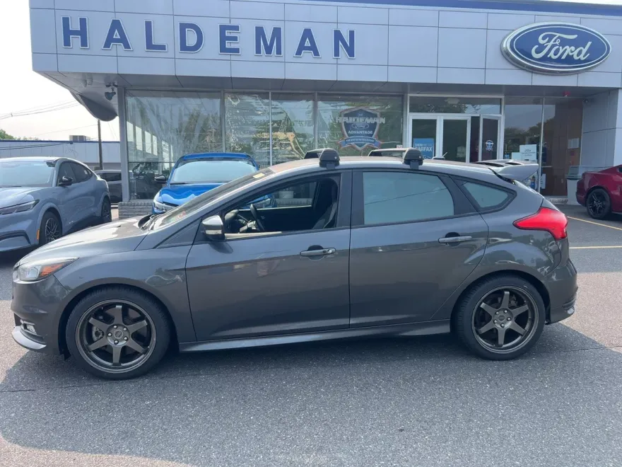2017 Ford Focus ST photo 1