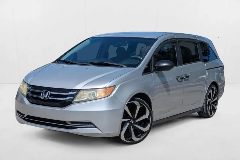 2015 Honda Odyssey LX photo 1
