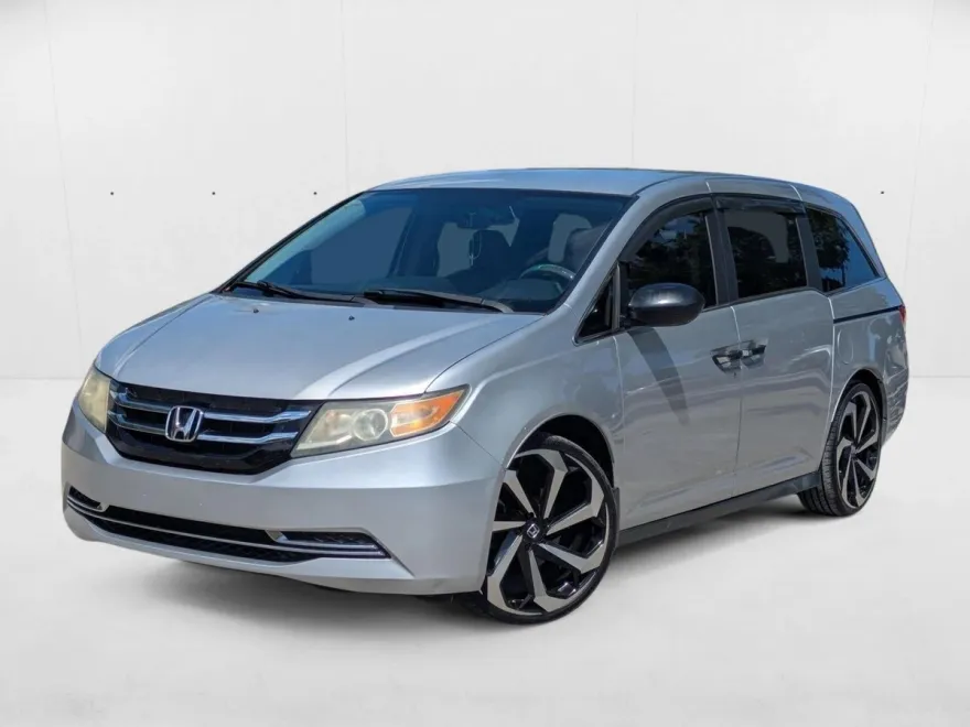 2015 Honda Odyssey LX photo 1