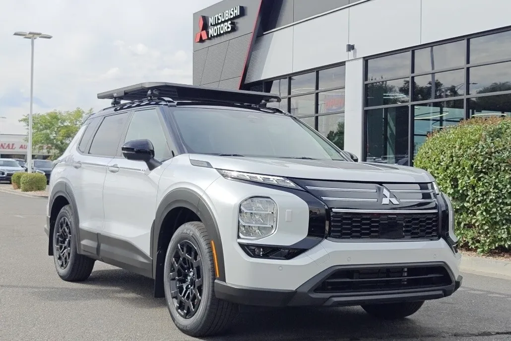 2025 Mitsubishi Outlander SE Ralliart photo 1