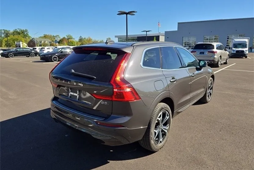 2022 Volvo XC60 B5 Momentum photo 1