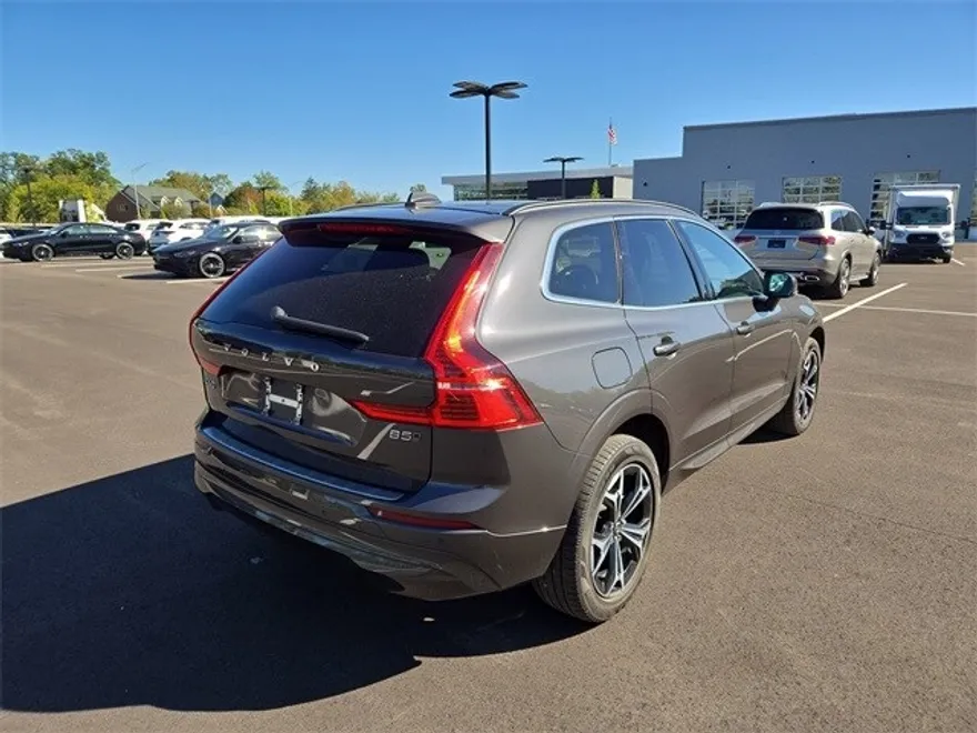 2022 Volvo XC60 B5 Momentum photo 1