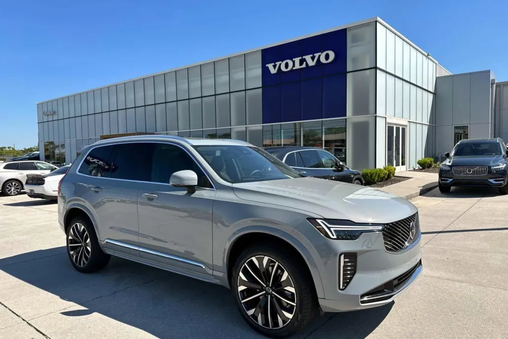 2025 Volvo XC90 Core photo 1