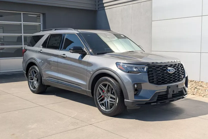 2025 Ford Explorer ST photo 1