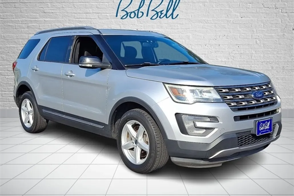 2017 Ford Explorer XLT photo 1
