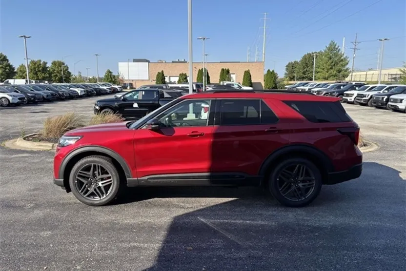2025 Ford Explorer ST photo 1