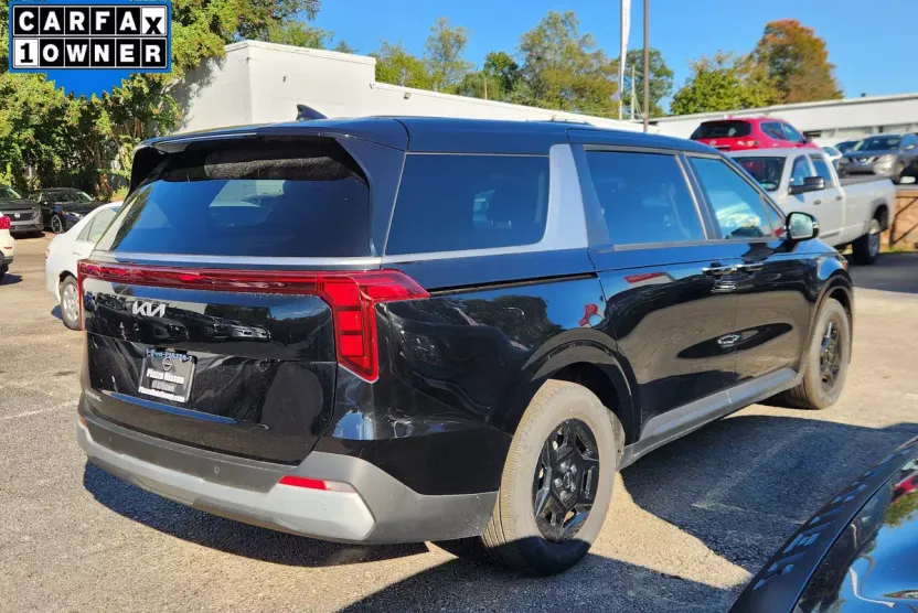 2025 Kia Carnival LXS photo 1