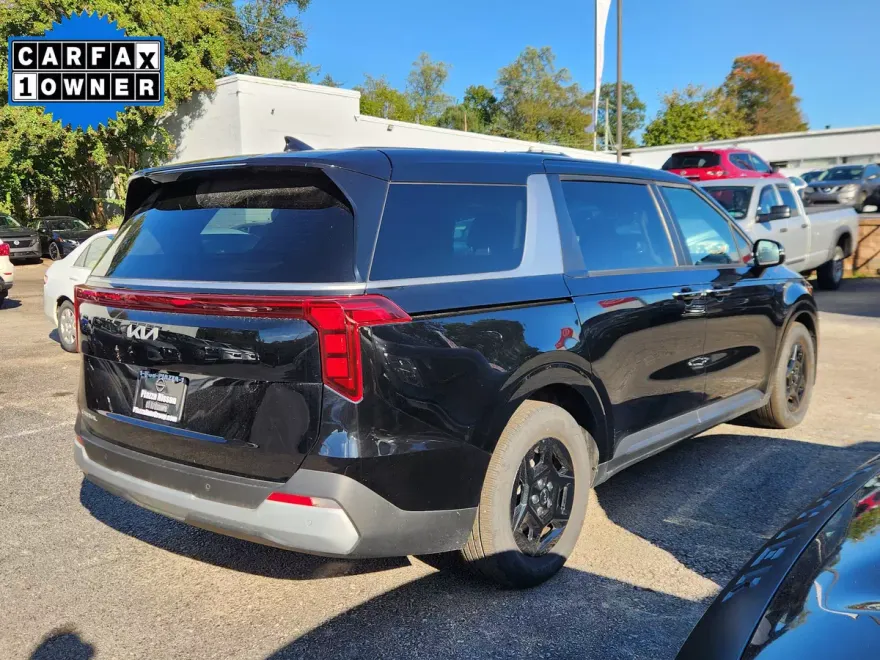 2025 Kia Carnival LXS photo 1