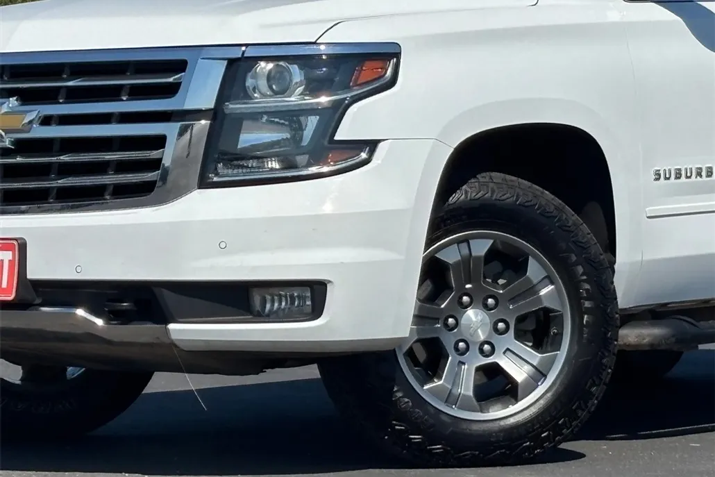 2018 Chevrolet Suburban LT photo 1