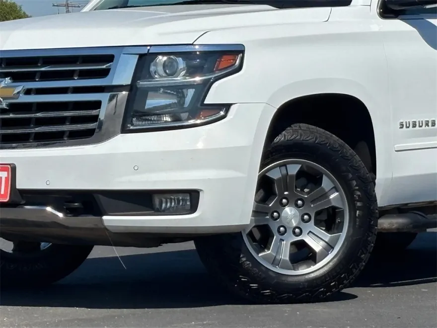 2018 Chevrolet Suburban LT photo 1