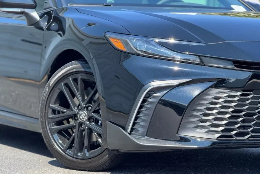 2025 Toyota Camry SE photo 1