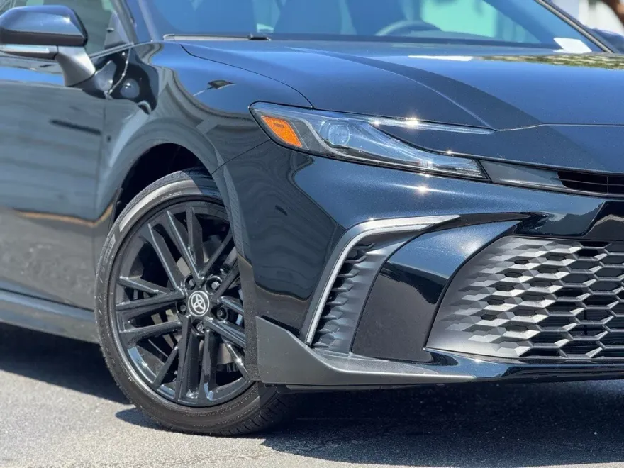 2025 Toyota Camry SE photo 1