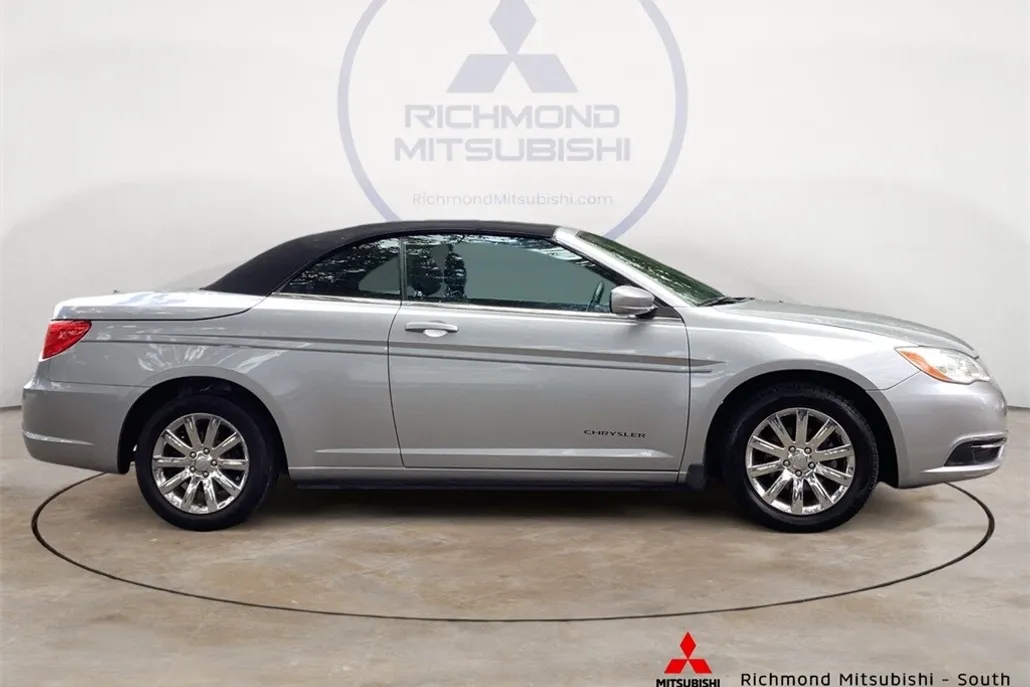 2013 Chrysler 200 Touring photo 1