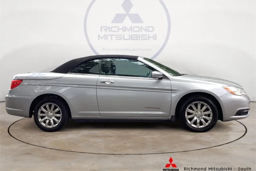 2013 Chrysler 200 Touring photo 1