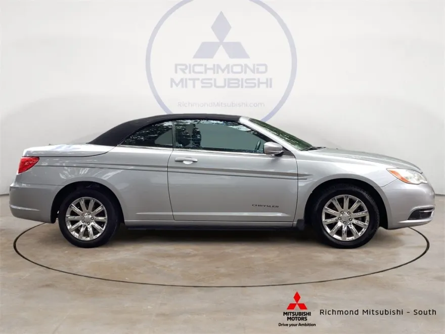 2013 Chrysler 200 Touring photo 1