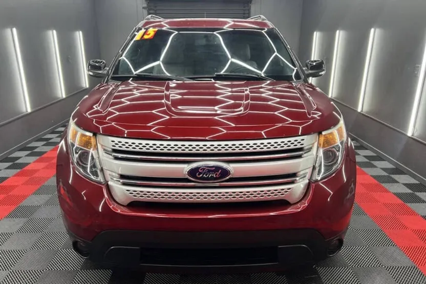 2015 Ford Explorer XLT photo 1