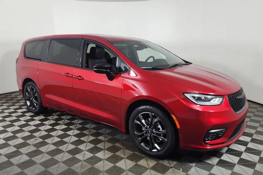 2026 Chrysler Pacifica photo 1