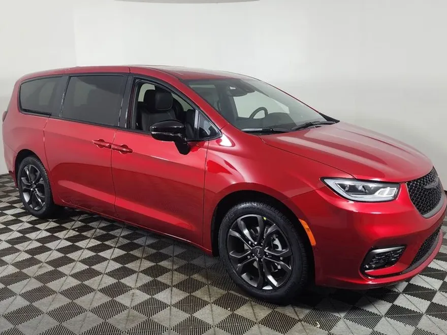 2026 Chrysler Pacifica photo 1