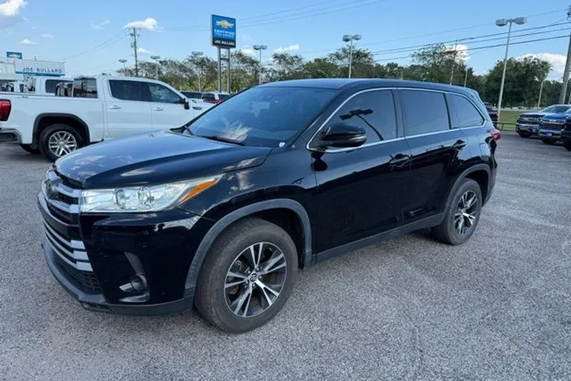 2019 Toyota Highlander LE Plus photo 1