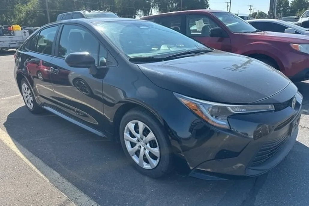 2023 Toyota Corolla LE photo 1